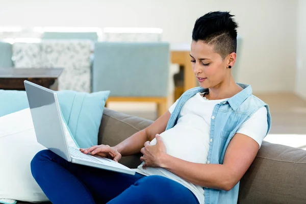 Mulher grávida com laptop — Fotografia de Stock