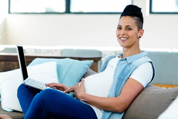 Zwangere vrouw met haar Laptop — Stockfoto