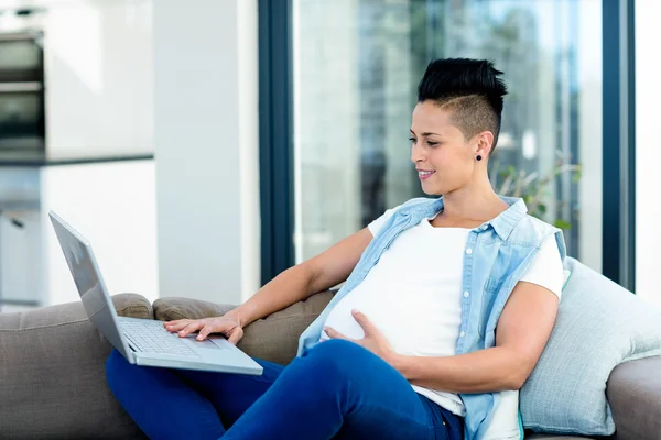 怀孕的女人与她的笔记本电脑 — 图库照片