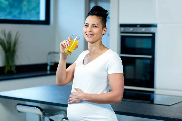 Zwangere vrouw drinken van SAP — Stockfoto