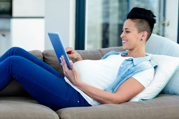 Zwangere vrouw met Tablet PC — Stockfoto