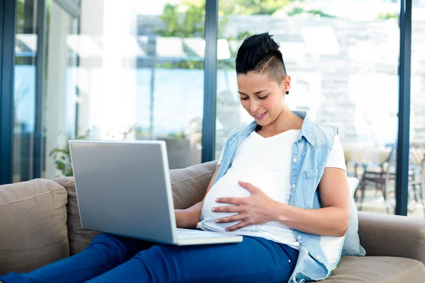 怀孕的女人与她的笔记本电脑 — 图库照片