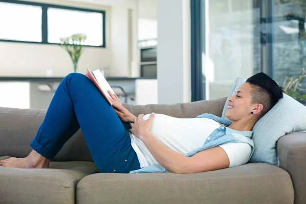 Mujer embarazada lectura libro —  Fotos de Stock