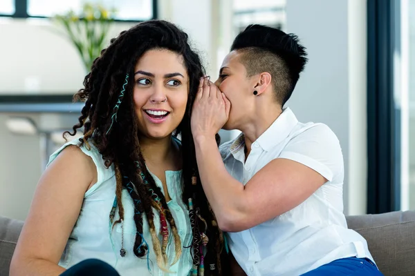Couple lesbien chuchotant dans l'oreille — Photo