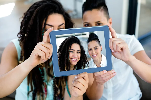 Lesbisch koppel nemen selfie — Stockfoto