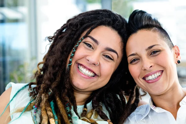 Lesbianas pareja sonriendo — Foto de Stock