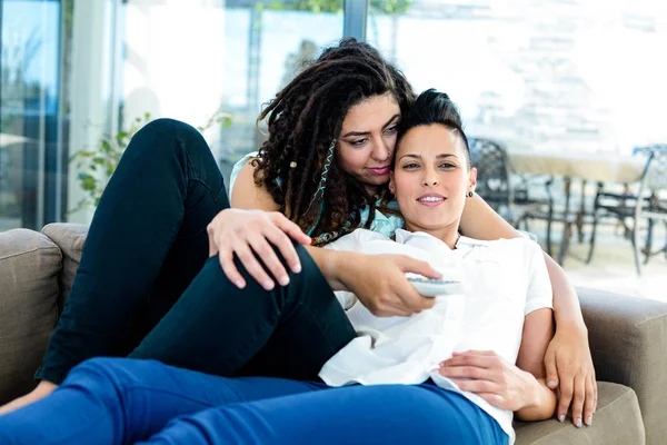 Couple lesbien regardant la télévision — Photo