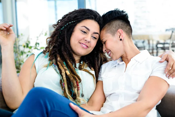 Couple lesbien relaxant sur canapé — Photo