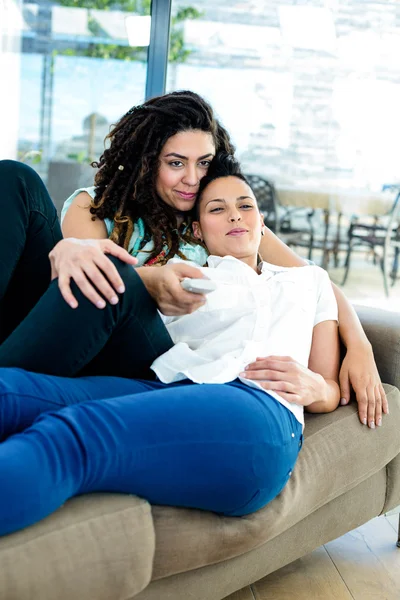 Lesbický pár, sledování televize — Stock fotografie