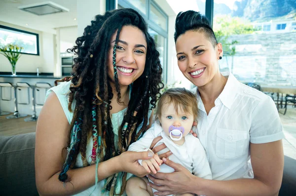 Casal lésbico com seu bebê — Fotografia de Stock