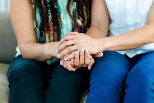 Lesbisk par hålla händer — Stockfoto