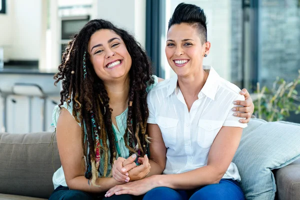 Lesbisch koppel samen op de sofa — Stockfoto