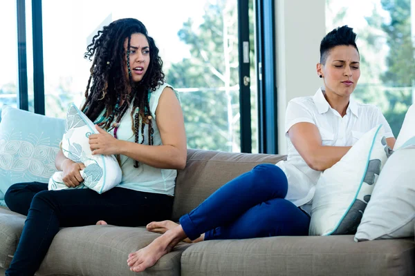 Unglückliches lesbisches Paar sitzt auf Sofa — Stockfoto