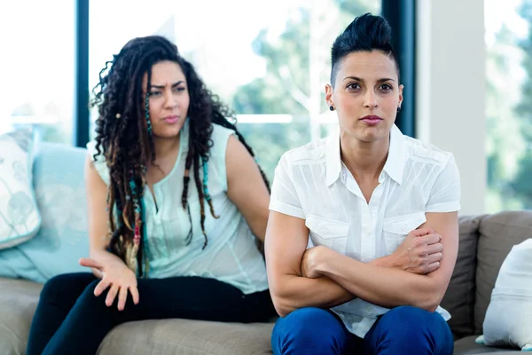 Unglückliches lesbisches Paar sitzt auf Sofa — Stockfoto