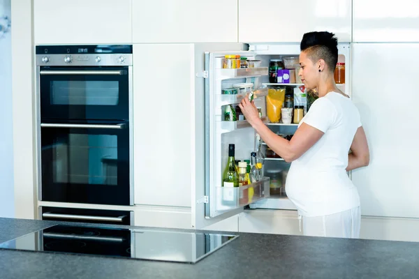 Donna incinta in cerca di cibo in frigorifero — Foto Stock