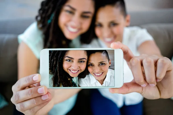 Přičemž lesbický pár selfie na telefonu — Stock fotografie