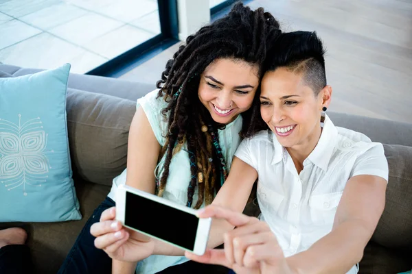 Lesbianas pareja tomando selfie en el teléfono — Foto de Stock