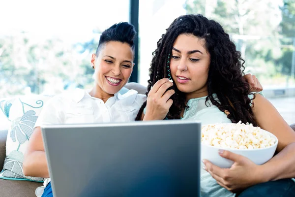 Lesbisk par med laptop — Stockfoto