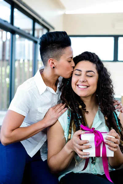 Donna che riceve regalo dal partner — Foto Stock