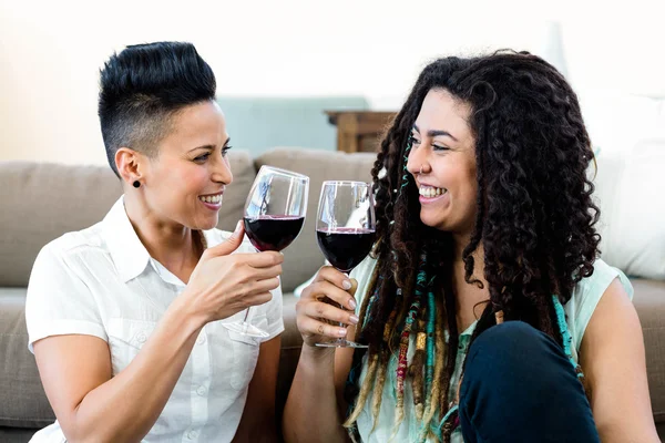 Lésbicas casal brindar copos de vinho — Fotografia de Stock