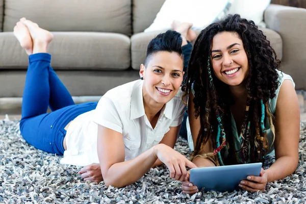 Para lesbijek za pomocą cyfrowego tabletu — Zdjęcie stockowe