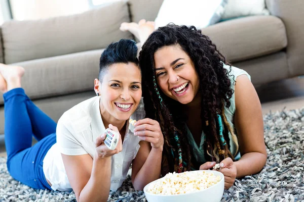 Lesbisches Paar vor dem Fernseher — Stockfoto