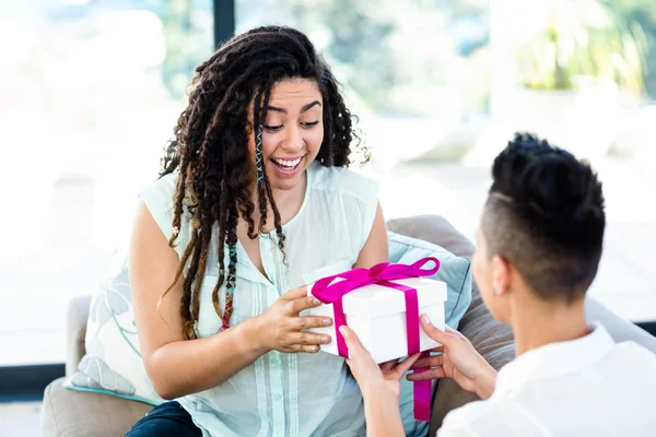 Mujer recibiendo regalo de su pareja — Foto de Stock