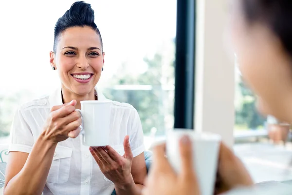 Coppia lesbica avendo tazza di caffè — Foto Stock