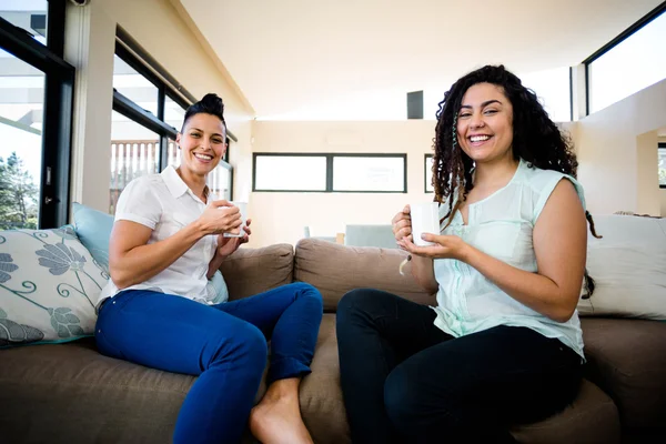 Pareja lesbiana tomando una taza de café — Foto de Stock