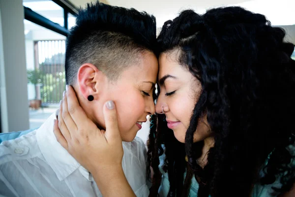 Lesbianas pareja abrazando —  Fotos de Stock