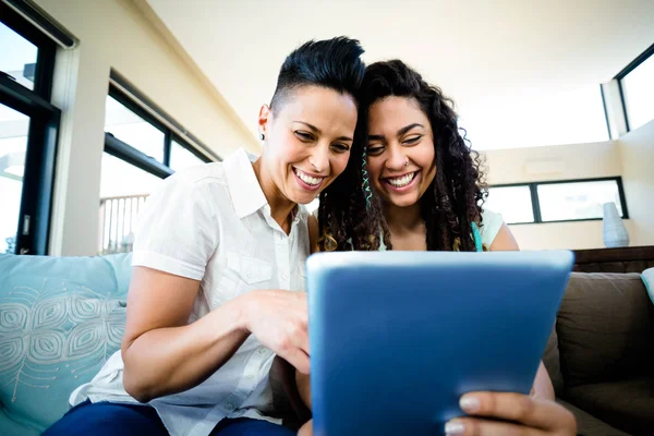 Lesbian couple using tablet — Stock Photo, Image
