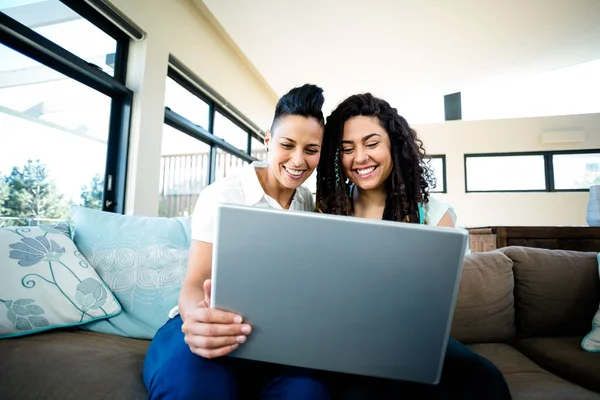 Casal lésbico usando laptop — Fotografia de Stock