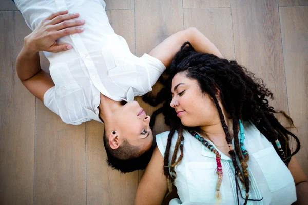 Lesbian couple lying on floor — Stock Photo, Image