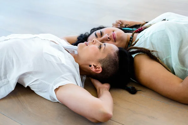 Couple lesbien couché sur le sol — Photo