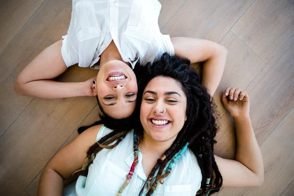 Lesbisk par liggande på golvet — Stockfoto