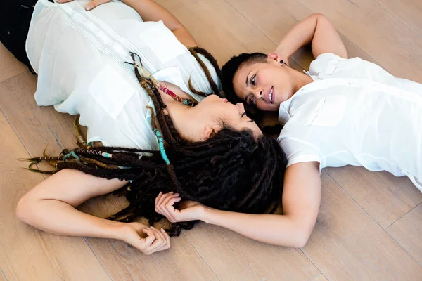 Lesbian couple lying on floor — Stock Photo, Image