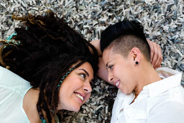 Couple lesbien couché sur le tapis — Photo