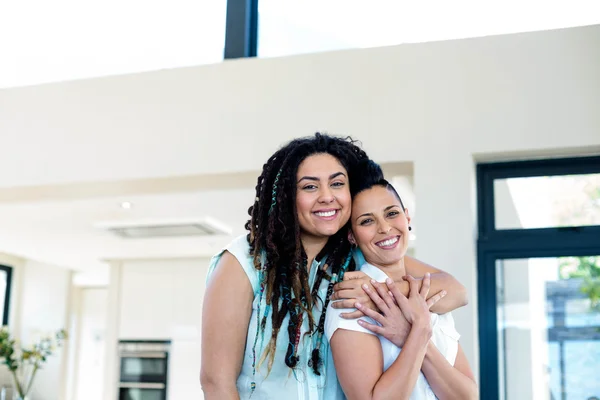 Couple lesbien s'embrassant — Photo