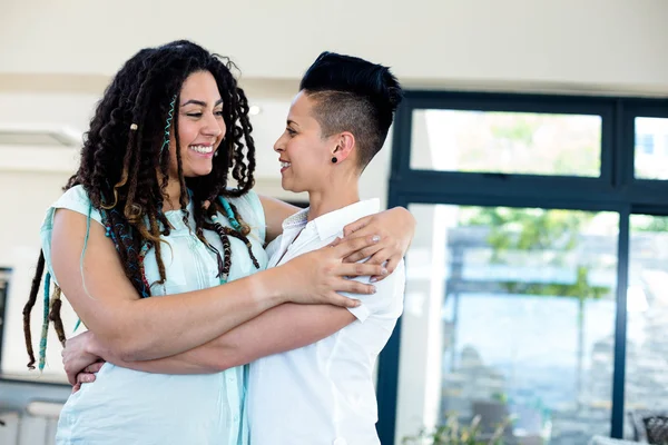 Couple lesbien s'embrassant — Photo