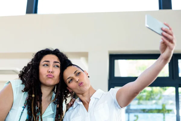 Lesbian couple taking selfie — Stock Photo, Image