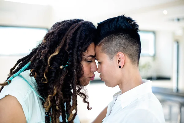 Couple lesbien sur le point de s'embrasser — Photo