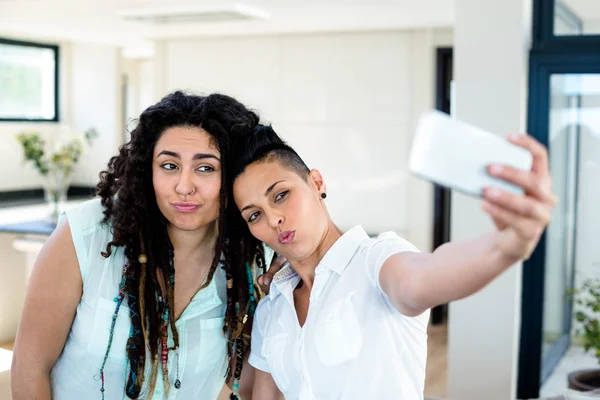 Лесбійську пару, беручи за selfie телефон — стокове фото