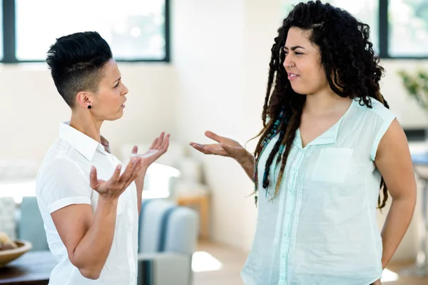 Pareja lesbiana infeliz discutiendo —  Fotos de Stock