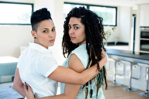 Lesbianas pareja mirando la cámara — Foto de Stock