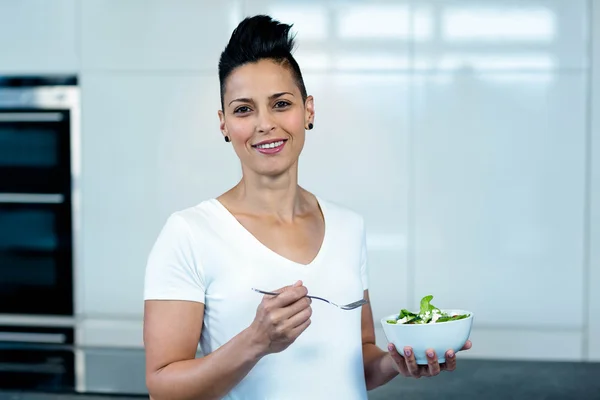 Zwangere vrouw houden kom salade — Stockfoto