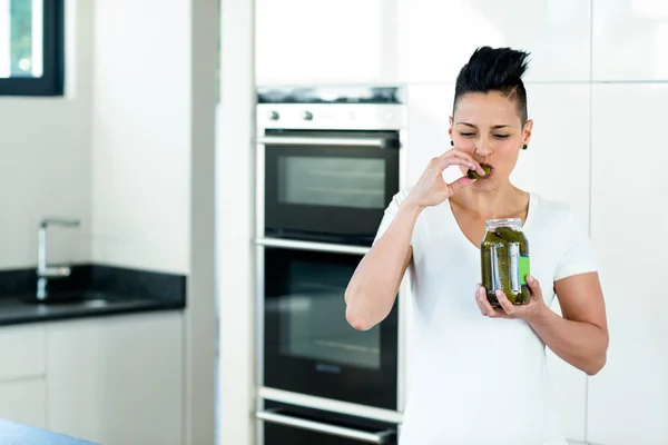 漬け物を食べる妊娠中の女性 — ストック写真