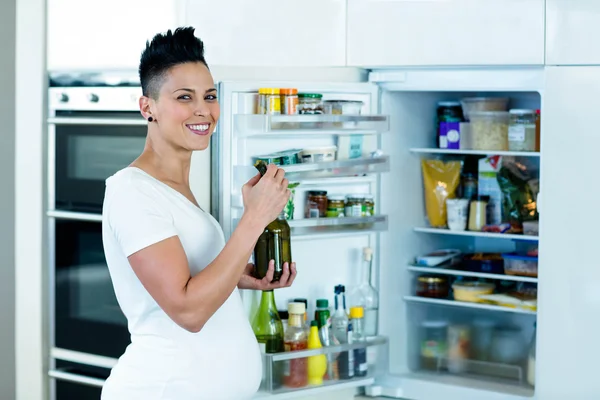 Gravid kvinna äta saltgurka — Stockfoto