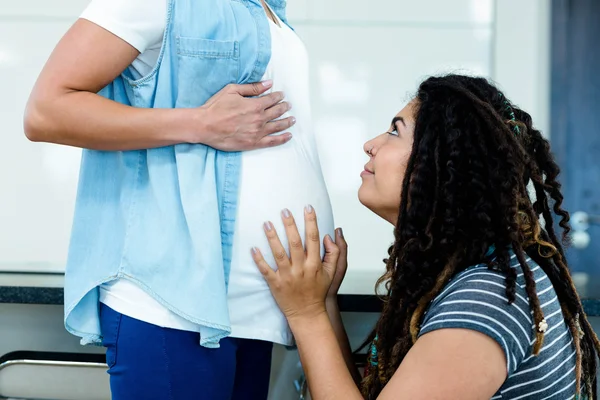 Mulher tocando parceiros grávidas estômago — Fotografia de Stock