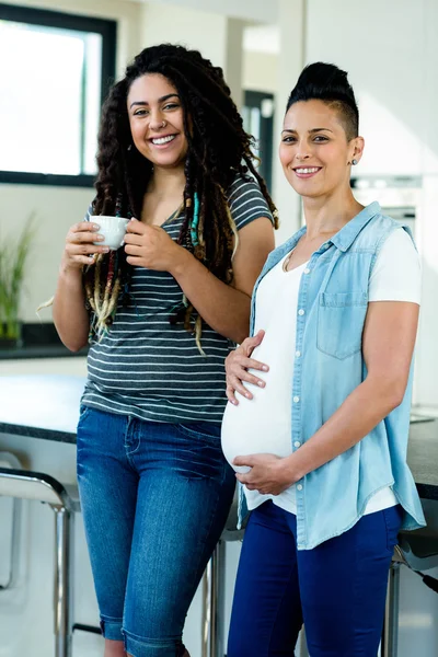 Enceinte lesbienne couple debout ensemble — Photo