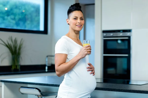 Pregnant woman drinking juice — Stock Photo, Image
